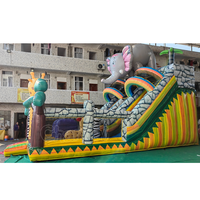 Structure gonflable combinée toboggan et château à rebondir sur le thème des animaux de la jungle, aire de jeux gonflable commerciale pour location de fêtes d'enfants