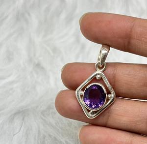 Colgante de Plata de Ley 925 Boho Chic, piedra preciosa de amatista natural con ajuste de bisel, colgantes y dijes finos - Product Image 1