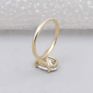 Anillo de Diamantes de Corte Ovalado con Halo Oculto en Oro Amarillo - Product Image 5