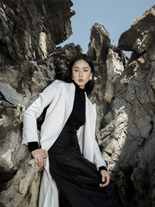 Tops de cuello alto de manga larga para mujer, de punto WILFRED TOP, superestrella ecológica, ropa de mujer elegante de tela única, hormiga blanca - Product Image 4