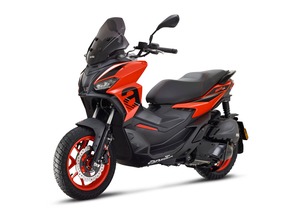 รถมอเตอร์ไซค์สกู๊ตเตอร์แบบแข็งแรงทนทาน Raceway รุ่น Aprilia SR GT Sport 125 Eu5+ รุ่นลิมิเต็ดอิดิชั่น สีแดง กำลังมอเตอร์ 5000 วัตต์ แรงดันไฟฟ้า 72 โวลต์ - Product Image 5