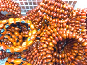 Pulsera Espiral Hecha a Mano con Semillas de Huayruro, Joyería Artesanal Ecológica y Moderna con Múltiples Hileras de Semillas de la Suerte - Product Image 2