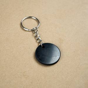 Llavero redondo pulido de shungita de 1.2 pulgadas (30 mm) - Product Image 6