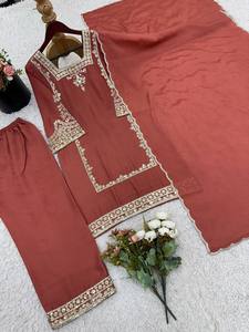 Présentation de la nouvelle collection de créateurs en mousseline de soie allemande avec broderie haut bas et ensemble Dupatta entièrement cousu - Product Image 6