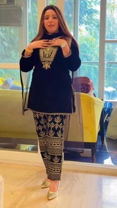 Pantalon de tailleur en velours stylisé avec Dupatta orné d'une broderie lourde et d'une séquence scintillante, parfait pour la fête - Product Image 3