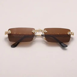 Lunettes de soleil carrées tendance pour femmes, qualité export, style hip-hop de luxe, accessoires de mode au meilleur prix de gros - Product Image 4