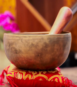 Un bol chantant sombre et vieilli avec un simple maillet en bois reposant à l'intérieur. Aux prix de gros - Product Image 4