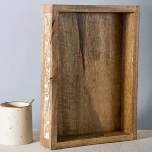 Bandeja de madera rectangular hecha a mano con diseño grabado, bandeja de desayuno decorativa, bandeja de madera rústica para decoración del hogar - Product Image 1