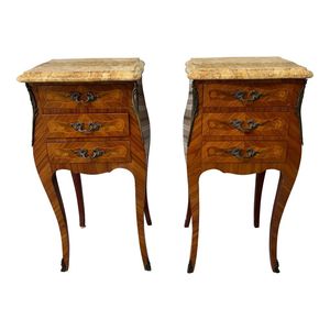 Paire de tables de chevet en acajou artisanales de style français classique avec des dessus en marbre véritable - Product Image 1