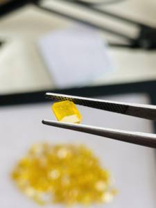 พลอยไพลินสีเหลืองธรรมชาติ เกรด AAA ทรงมรกต คุณภาพดี สีสวยงาม เหมาะสำหรับทำเครื่องประดับทุกชนิด ในราคาถูก - Product Image 4