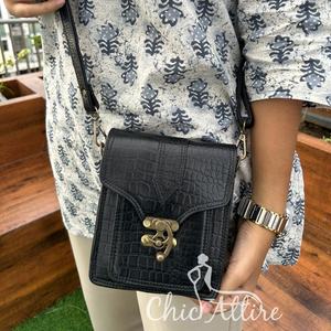 Nouveau noir Alligator motif croix corps en cuir sac cousu à la main Mini Messenger sac à bandoulière pour les femmes Vintage chic esthétique sac - Product Image 1