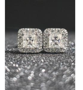 Elegantes pendientes de diamantes en oro blanco con artesanía atemporal y un diseño sofisticado brillante de la India - Product Image 1