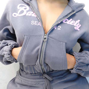 Chándal de moda personalizado de alta calidad para mujer, forro polar de algodón blanco con estampado de soplo, pantalones de chándal recortados con capucha para invierno - Product Image 4