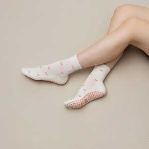Chaussettes de yoga et de ballet antidérapantes en tissu éponge à motif de nœuds mignons avec logo personnalisé, chaussettes de pilates à adhérence personnalisée en forme de cœur, chaussettes de danse de printemps pour femmes, entraînement - Product Image 3