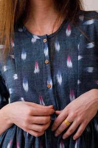 Robe bohème Bluesette, tissage à la main, ikat, pur coton, décontractée, occasionnelle, édition limitée, fabrication artisanale, mode éthique - Product Image 4