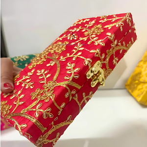 Boîte cadeau en soie de brocart bijoux en espèces boîte Mithai Nikah faveur faveur Mehendi faveur-faveurs de mariage hindou Punjabi Diwali puja pour cadeau Holi - Product Image 4