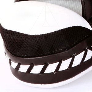 Almohadillas de enfoque de boxeo de cuero duraderas de 12oz, ligeras, antideslizantes, transpirables, ajustables para adultos, impermeables, fabricadas en Pakistán - Product Image 6