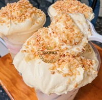 Cip kelapa panggang kualitas tinggi alami manis rasa lezat makanan ringan panggang sehat untuk Topping es krim solusi terbaik untuk gorengan