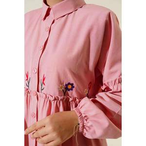 เสื้อเชิ้ตปักลายดอกไม้มีจีบ - Product Image 1