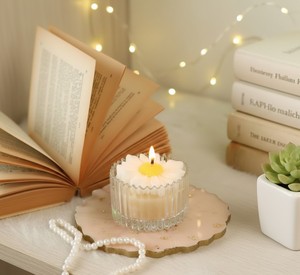 Vela con Pétalos de Margarita, Delicada y Artística, Aromática, Ecológica, Cálida y Acogedora para Navidad, Centro de Mesa para Momentos de Paz - Product Image 3