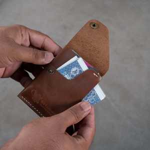 WF Leathercraft No. Estuche Delgado para Tarjetas y Efectivo, Hecho a Mano, de Comercio Justo, en Cuero Color Bronceado Cromado, con Capacidad para 10-12 Tarjetas - Product Image 6