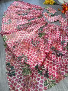 Magnifique ensemble floral vintage Lehenga Choli vêtements indiens pour les fiançailles de la mariée - Product Image 5