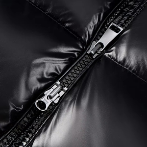 Chaqueta acolchada de invierno para hombre con capucha y logotipo frontal con cuello levantado impreso personalizado, impermeable y a prueba de viento - Product Image 3