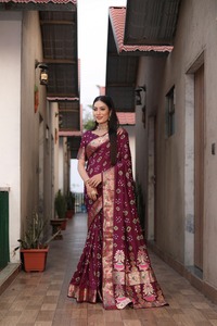 Hermoso diseño Bandhej seda pura Saree Rich Pallu Matka Border Zari tejido Original indio/paquistaní Welltex en stock - Product Image 4