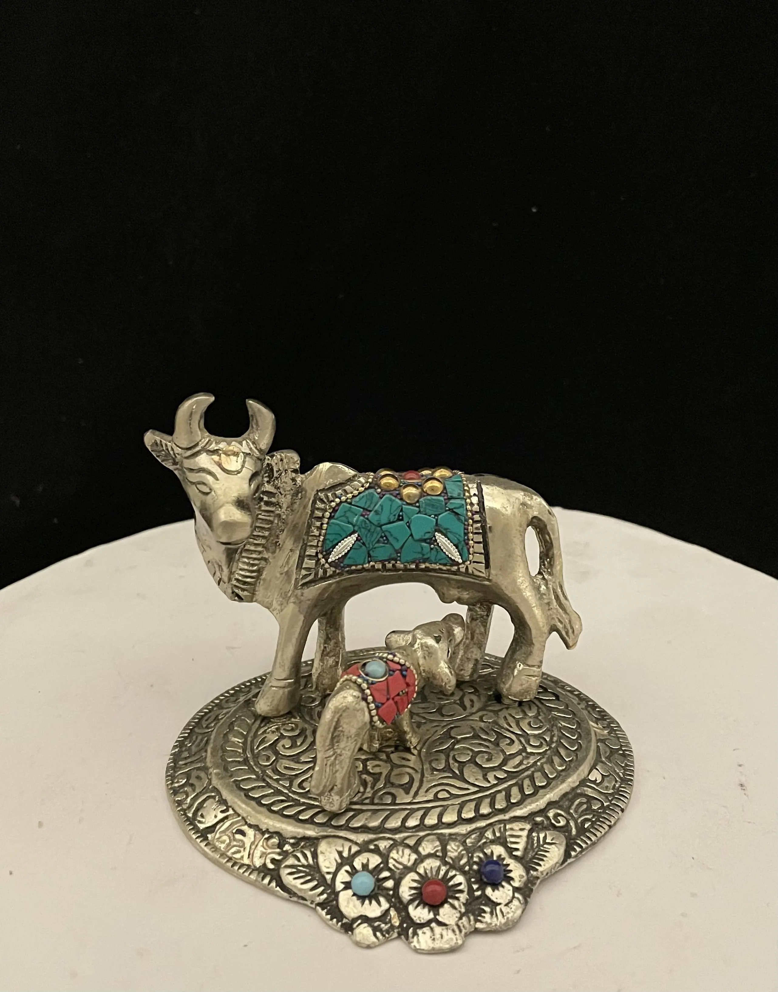 Nuovo arrivo fatto a mano in pietra lavoro in ottone placcato argento statua di mucca e vitello regalo di ritorno e decorazione regalo per la decorazione e il regalo