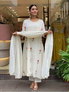 สินค้าพร้อมส่งทุกฤดูกาล ผ้าไหมชานเดรีปักลายสวยงาม โดดเด่น สีขาว คอทรงโอ เสื้อคุर्ติ/คุर्ตาสำหรับงานเทศกาล - Product Image 4