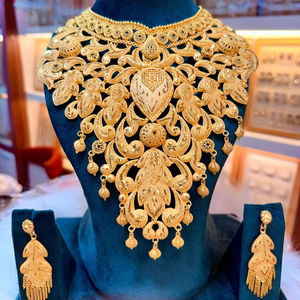 Parure de bijoux tendance plaqué or 24K - Product Image 1