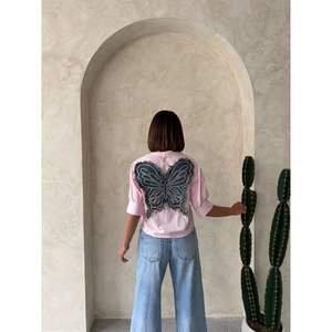 Blusa Amarilla para Mujer con Detalle de Mariposa en la Espalda - Camisas al por Mayor - Product Image 1