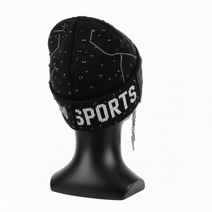 หมวกบีนนี่ถักสำหรับผู้หญิง คุณภาพพรีเมียม ผ้าอะคริลิกเนื้อริบ น้ำหนัก GSM เหมาะสำหรับฤดูหนาว สีดำ ประดับคริสตัลแบบ Hotfix พร้อมโลโก้แบบกำหนดเอง หมวกบีนนี่ลาย Jacquard - Product Image 5