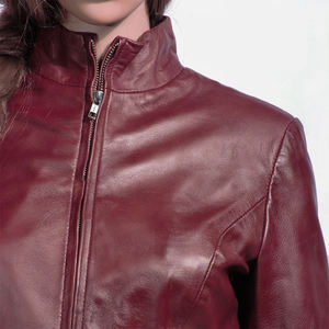 Veste en cuir pour femmes avec logo personnalisé Manteau de motard tendance coupe ajustée en faux cuir PU Vêtements d'extérieur courts pour femmes - Product Image 4