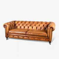 Sofá Chesterfield Vintage de Dos Plazas en Cuero Genuino de Akku Art Exports |   Cognac Marrón Hecho a Mano |   Villa de Diseño Moderno de Mediados de Siglo