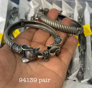 Brazalete Kada oxidado de diseñador para trajes étnicos de mujer - Product Image 5