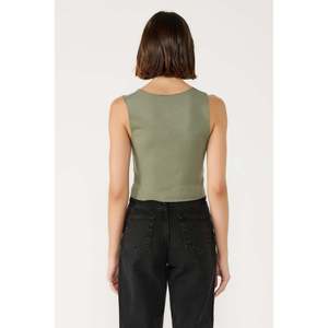 Blusa básica corta con tirantes gruesos - Product Image 5