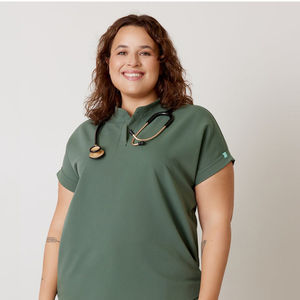 Exfoliante de Enfermería de alta calidad de lujo hecho a medida de Color verde para mujeres Venta caliente uniforme de Enfermería de media manga para el trabajo en el Hospital - Product Image 2