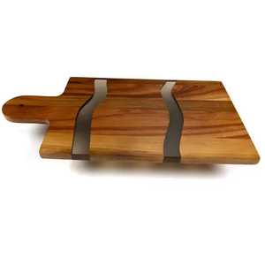 Planche à découper en bois finition époxy artisanale Pièce de service élégante pour fruits, légumes et plateaux de fromage - Product Image 4