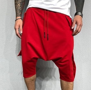 Shorts de survêtement décontractés pour hommes en coton 100% personnalisés en gros, style streetwear, entrejambe tombant, couleur rouge, longueur genou, pour le sport en plein air - Product Image 4