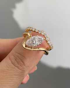Bague romantique en or massif 14 carats avec bande incurvée et diamant de laboratoire taille marquise 1,02 carat pour femme, cadeau idéal pour les amoureux - Product Image 1