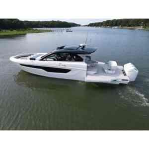 Cruisers Yachts 50 GLS OB 2025, yacht de luxe pour patrouille/visite touristique/pêche, moteur hors-bord Mercury, capacité de carburant de 660 gallons - Product Image 4