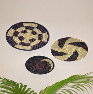 Ensemble de trois assiettes murales en herbe de lune bleue, rouge et naturelle, tissées à la main avec des motifs abstraits. Disponible aux prix de gros. - Product Image 3