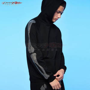 Chándal de dos piezas con diamantes de imitación para hombre con detalle pulido y bolsillos laterales funcionales Chándal de moda con diamantes de imitación para hombre - Product Image 4