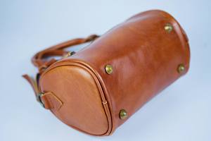 Sac Boston Cylindrique Vintage en Cuir Véritable Multicolore avec Fermeture Éclair et Logo Personnalisé pour Femme LCYB-0038 - Product Image 5