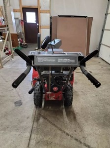 Soplador de nieve a gasolina de dos etapas con taladro despejador Honda HSL2511 Smart Auger FI Track, color rojo y gris, modelo HSS928A - Product Image 2