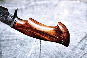 Cuchillo de caza Bowie de acero de Damasco hecho a mano personalizado mango de madera rosa con funda compatible con OEM - Product Image 3