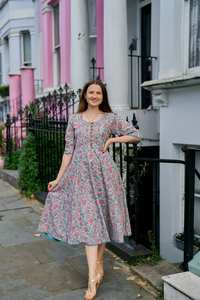 Vestido Hanne Estampado a Mano, Estilo Bohemio, Largo hasta la Pantorrilla, Floral, Gris Rosado, Informal, Ocasional, Hecho a Mano, Moda Ética, con Paneles - Product Image 2