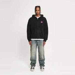 Veste zippée en tricot à fourrure-Noir, fil doux avec coupe courte, logo brodé sur la poitrine et matériel - Product Image 2