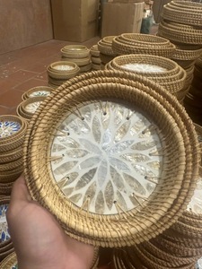 Plateau en rotin naturel artisanal avec incrustation de coquillages au centre pour un usage de service décoratif Vietnam - Product Image 2